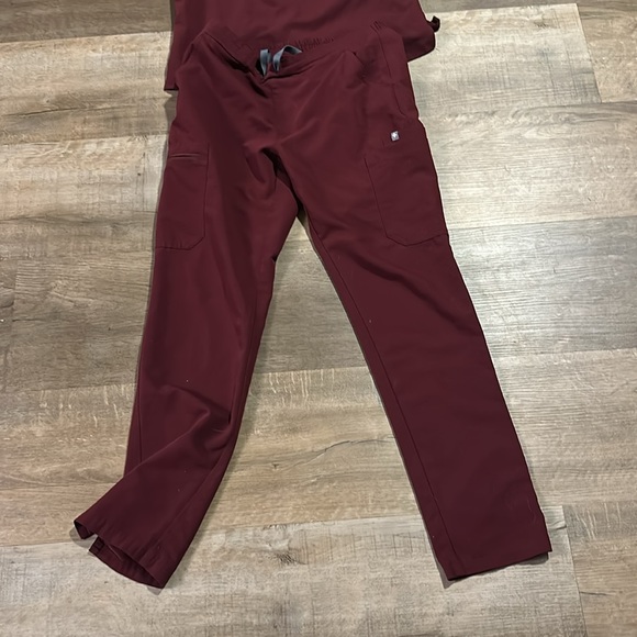FIGS yola Scrub Pants Limited color-burgundy. Catarina top. Both size small - Picture 2 of 3